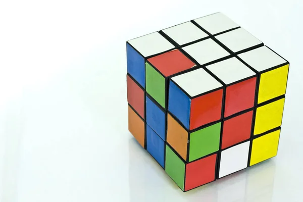 Beyaz Arka Plan Üzerinde Bir Rubik Küpü Olduğunu — Stok fotoğraf