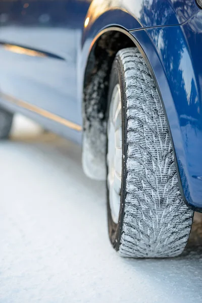 Imagem Close Roda Carro Inverno Estrada Nevado Conduzir Conceito Seguro — Fotografia de Stock