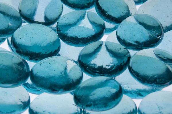 一些水蓝色玻璃宝石背光 以创建纹理抽象 — 图库照片