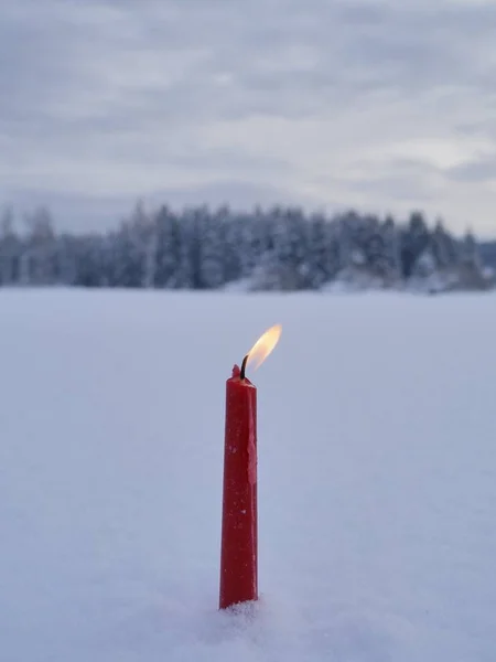 冬天外面白雪背景上的红蜡烛 — 图库照片