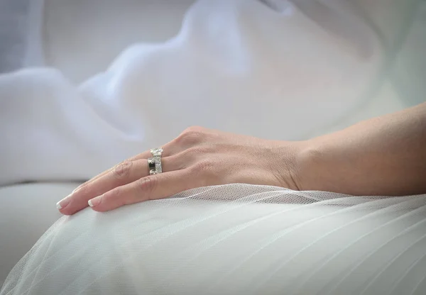 Fede Nuziale Sulla Mano Sposa — Foto Stock