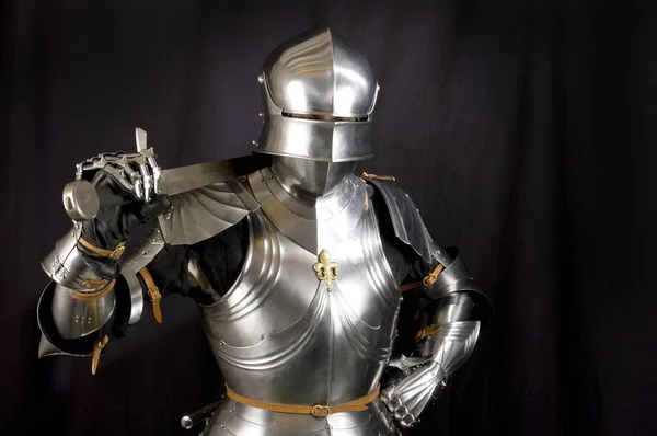 中世の騎士の鎧 相手の武器に対する兵士の金属保護 — ストック写真