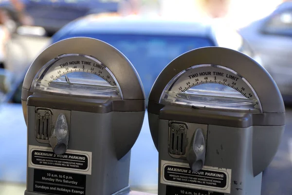 Parking Meter Againt Kedalaman Mobil Yang Dangkal Diparkir Latar Belakang — Stok Foto