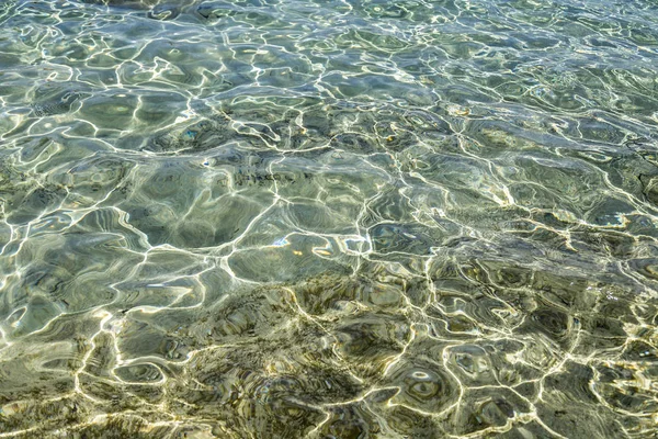 Čistá Hladina Mořské Vody Odrazovými Úvahami Pro Pozadí — Stock fotografie