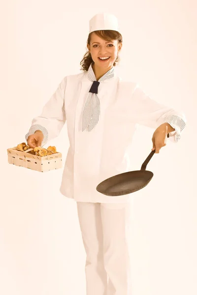 Chef Feminino Com Uma Cesta Cheia Cogumelos Panela — Fotografia de Stock