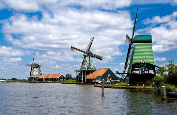 Drie Windmolens Zaanse Schans Dicht Bij Rivier Mooie Hemel — Stockfoto