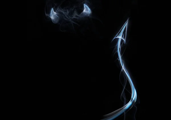 Teufelshörner Und Ein Rauchschweif Auf Schwarzem Hintergrund — Stockfoto