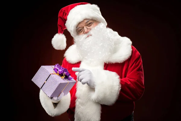 Gelukkig Santa Claus Hand Wijzen Doos Van Gift — Stockfoto