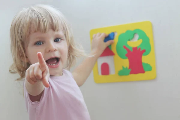 Fetiță Fericită Jucându Puzzle Uri Arătând Mama — Fotografie, imagine de stoc