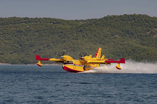 Κίτρινος Και Κόκκινος Βομβιστής Νερού Canadair Πυροσβεστικά Αεροσκάφη Τούρμπο Δράση — Φωτογραφία Αρχείου