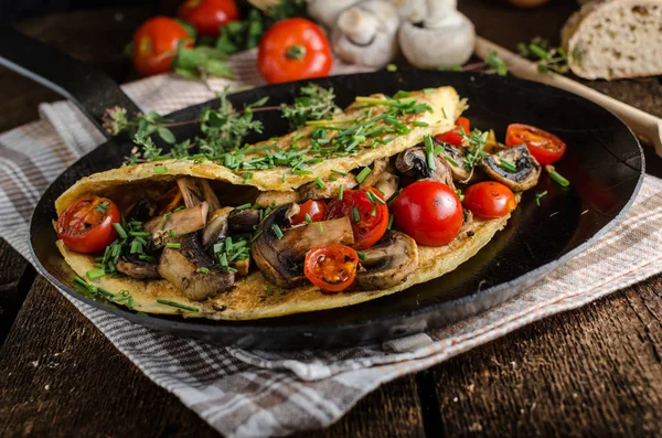 Rustik Omelett Med Champinjoner Och Tomater — Stockfoto