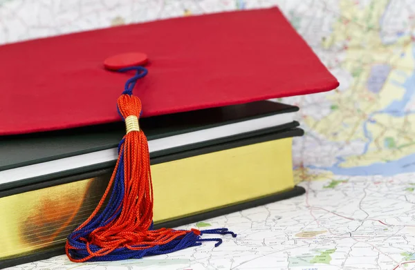 Graduation Cap Placed Book Maps — Stock Photo, Image