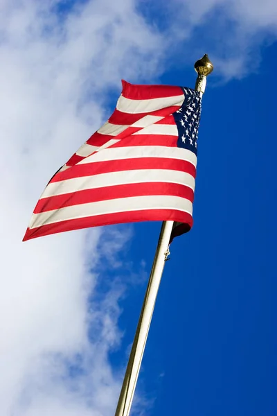 Amerikanska Flaggan Vaja Vinden Urklippsbana Ingår För Enkel Bakgrund Ersätta — Stockfoto