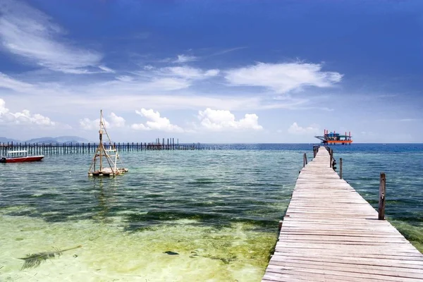 Bild Brygga Mot Bakgrund Vacker Hav Himmel Och Oljerigg Malaysia — Stockfoto