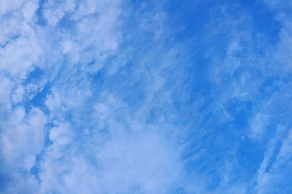 Den Blå Himlen Och Vackra Vita Moln — Stockfoto