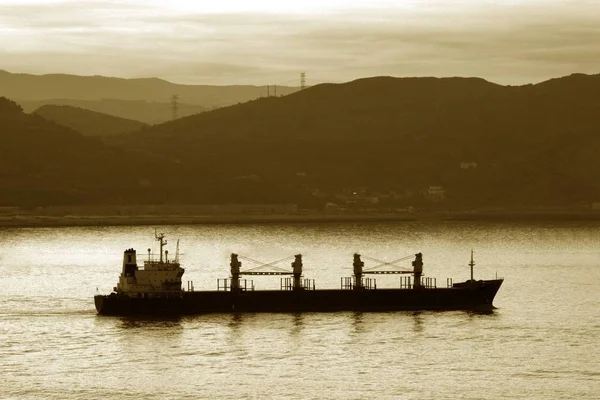 运输船离开港口的图像 — 图库照片