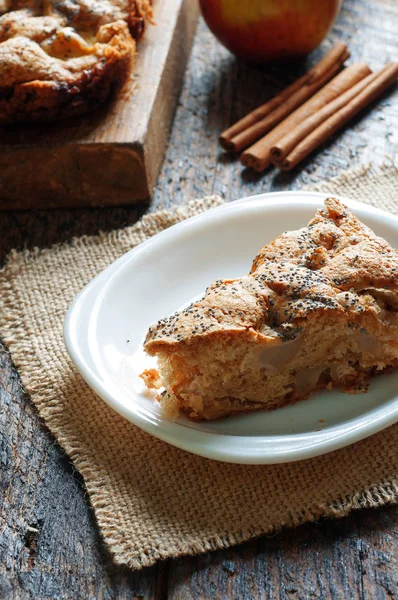 Uma Fatia Torta Maçã Uma Mesa Madeira — Fotografia de Stock