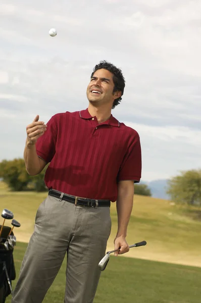 Feliz Maduro Homem Jogar Golfe Bola — Fotografia de Stock