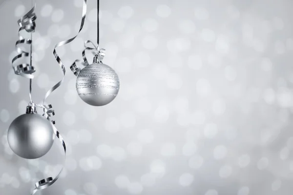Silver Jul Nyår Bollar Med Lockigt Streamer Band Rosett Över — Stockfoto