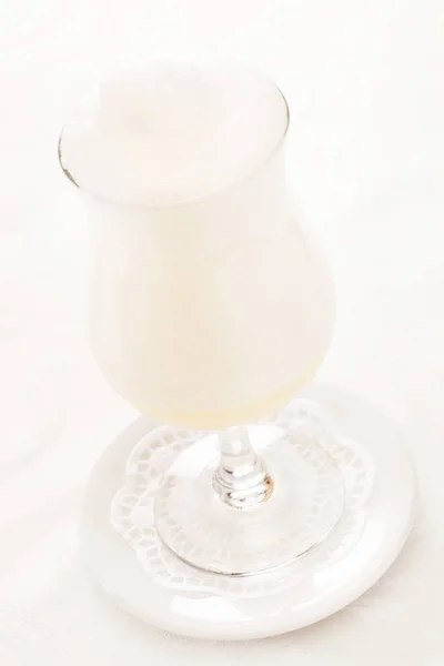 Primo Piano Gustoso Cocktail Latte Isolato Sfondo Bianco — Foto Stock