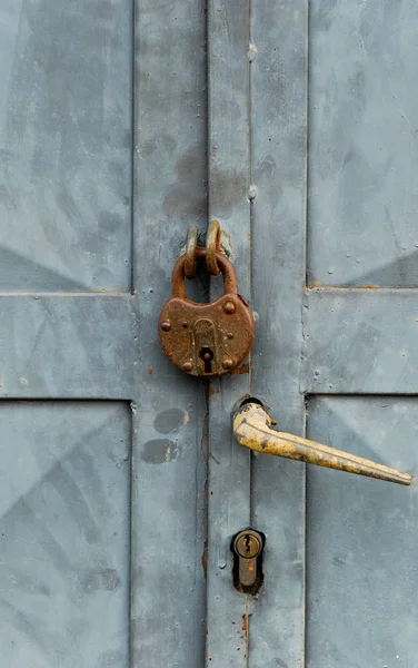 金属製のドアの古いビンテージ ロックの写真 — ストック写真