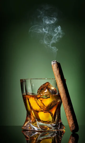 Whisky Cigarro Sobre Fondo Verde —  Fotos de Stock