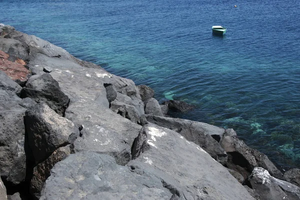 Una Barca Verde Acque Limpide Blu — Foto Stock