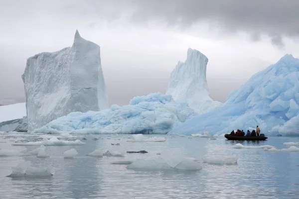 Turisták Közötti Hajózás Hatalmas Jéghegyek Napassorsuaq Fjord Grönland — Stock Fotó