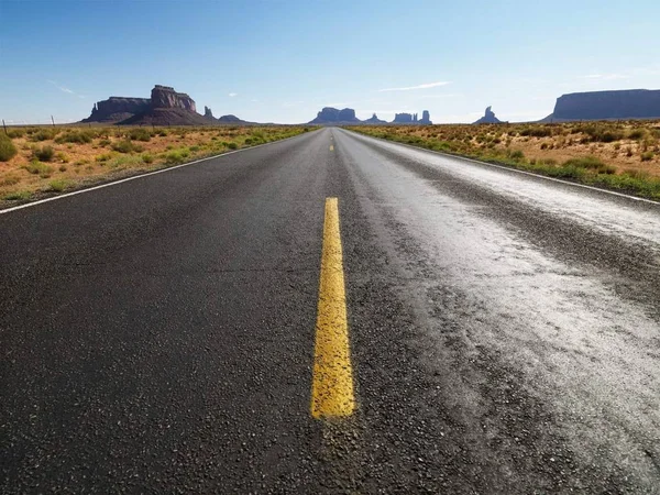 遠くの山々 とメサの風光明媚な砂漠の風景で高速道路を開く — ストック写真