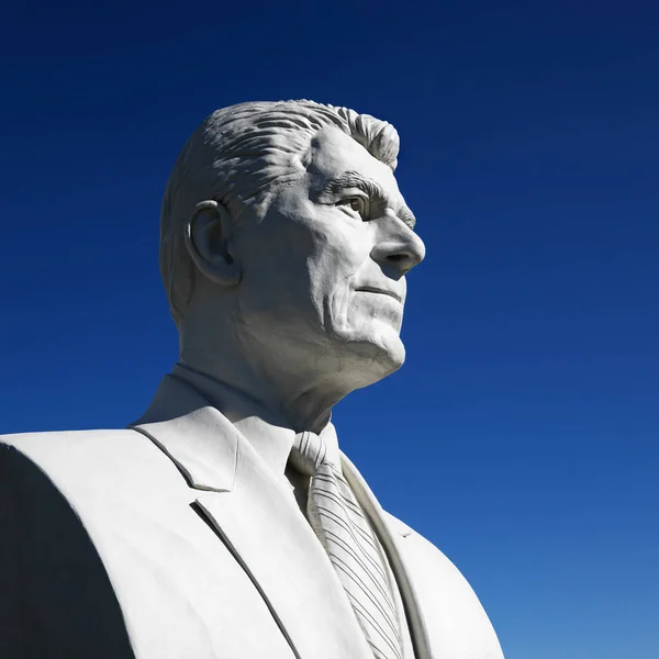 Бюст Скульптуры Рональда Рейгана Против Голубого Неба Президентском Парке Блэк — стоковое фото