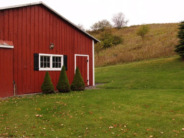 草地和丘陵的红色户外公用建筑 — 图库照片