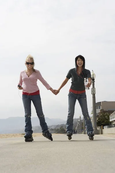 Jonge Vrouwen Line Schaatsen Handen Vasthouden — Stockfoto