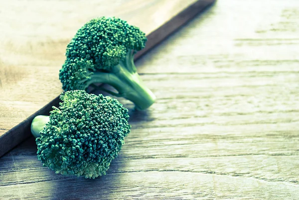 Arka Plan Için Ahşap Tahta Üzerinde Taze Brokoli Vintage Tarzı — Stok fotoğraf