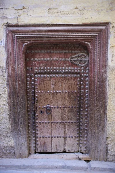 モロッコのフェズの古代都市の歴史的なメディナ古いドア — ストック写真