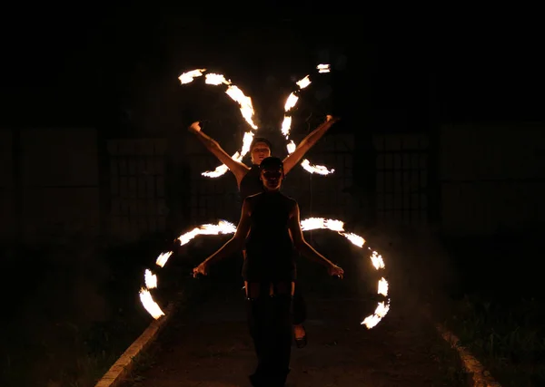 Красивий Танець Вогнем Вночі — стокове фото