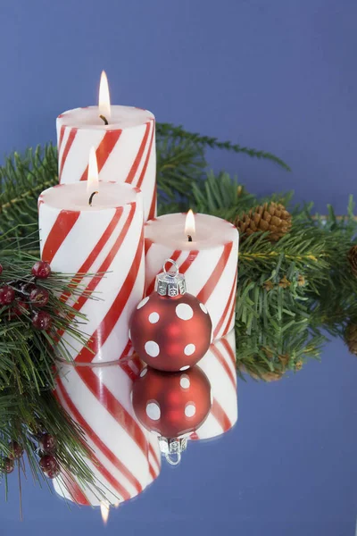 Τρία Κόκκινα Και Άσπρα Ριγέ Χριστουγεννιάτικα Κεριά Μπάμπλ Απαλό Μπλε — Φωτογραφία Αρχείου