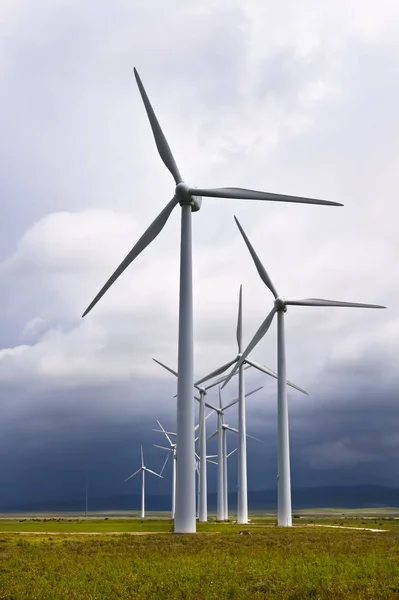 Turbinas Eólicas Gerando Eletricidade Clima Tempestuoso — Fotografia de Stock