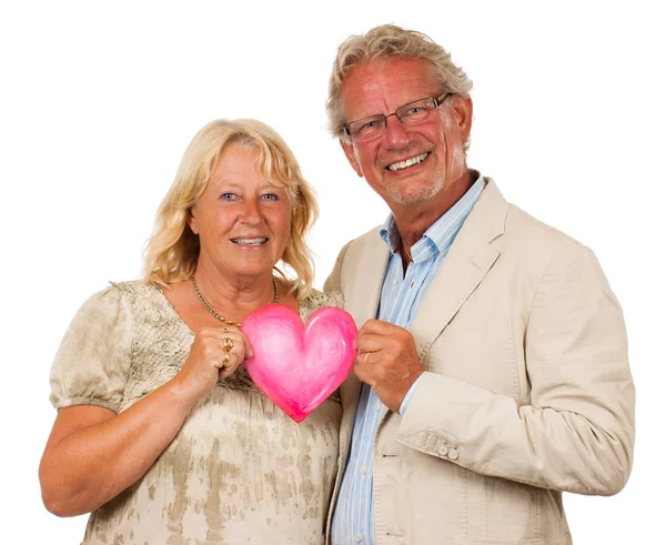 Una Feliz Pareja Mediana Edad Sosteniendo Corazón Amor Sonriendo Aislado — Foto de Stock