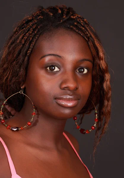 Retrato Uma Bela Jovem Africana — Fotografia de Stock