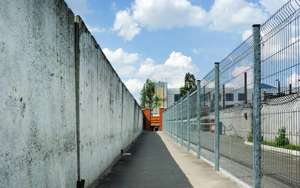 Längster Weg Zwischen Hohen Zäunen Geschlossenem Gelände — Stockfoto