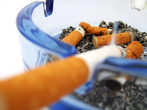 Cigarettes Isolées Sur Blanc — Photo