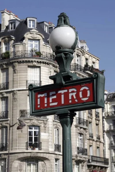 파리의 지하철 표지판과 가로등 전형적인 파리지엔 — 스톡 사진