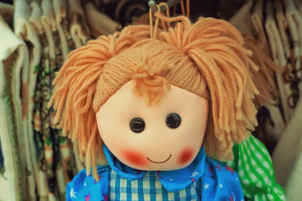 Βιτρίνα Παρουσιάζει Όμορφη Παιχνίδια Κούκλες Του Υλικού Που Αρχής Σχεδιάστηκαν — Φωτογραφία Αρχείου