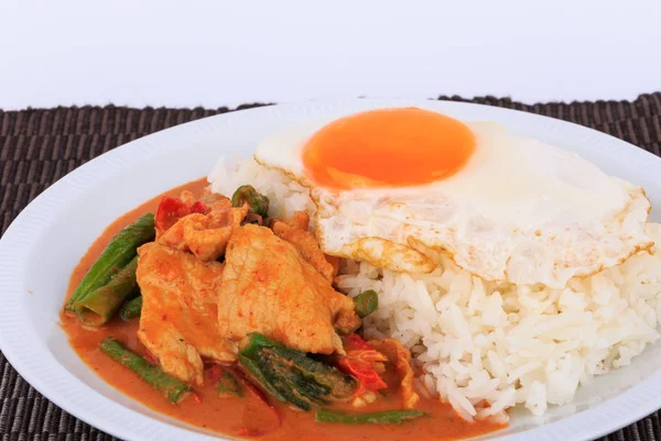 煎猪肉咖喱炒猪肉和鸡蛋 Moo Prik Gaeng 单面红咖喱酱 泰国菜 — 图库照片