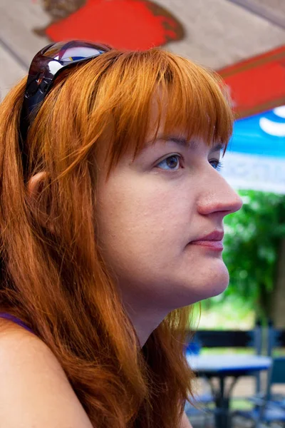 Retrato Mujer Pelo Rojo Sentada Una Veranda Verano Cafetería — Foto de Stock