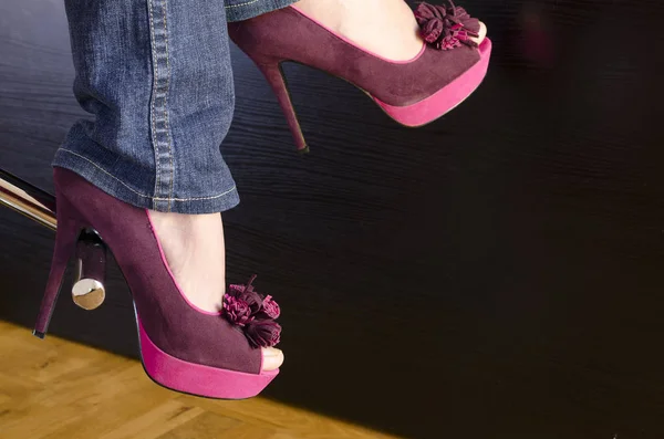 Close Woman Wearing Purple Shoes High Heels Sitting Bar Stool — Stock Photo, Image