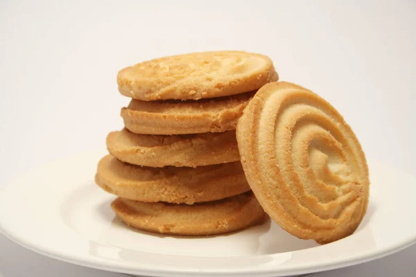 Une Pile Biscuits Sablés Dont Est Tombé Sur Fond Neutre — Photo