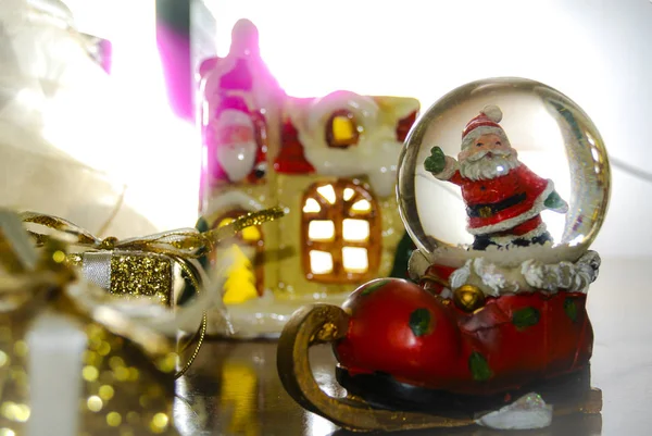 Kerst Stilleven Met Santa Sneeuwbal Verlichting Achtergrond Selectieve Aandacht — Stockfoto