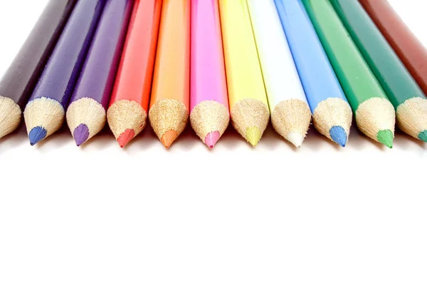 Une Ligne Crayons Colorés Tous Isolés Sur Fond Blanc — Photo