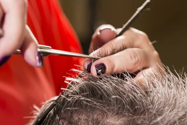 Жінка Ріже Волосся Ножицями Бритвою Професійному Перукарні — стокове фото